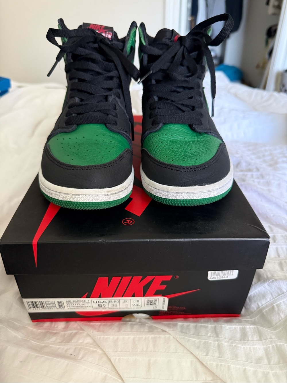 Nike Air Jordan 1 Retro High OG - Picture 5 of 10